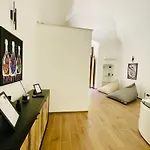 Suite169 Black Bari