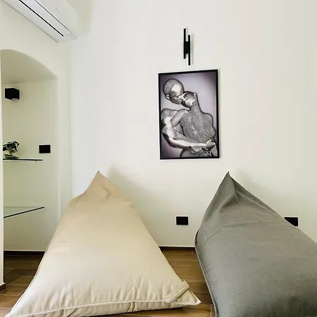 Suite169 Black Bari